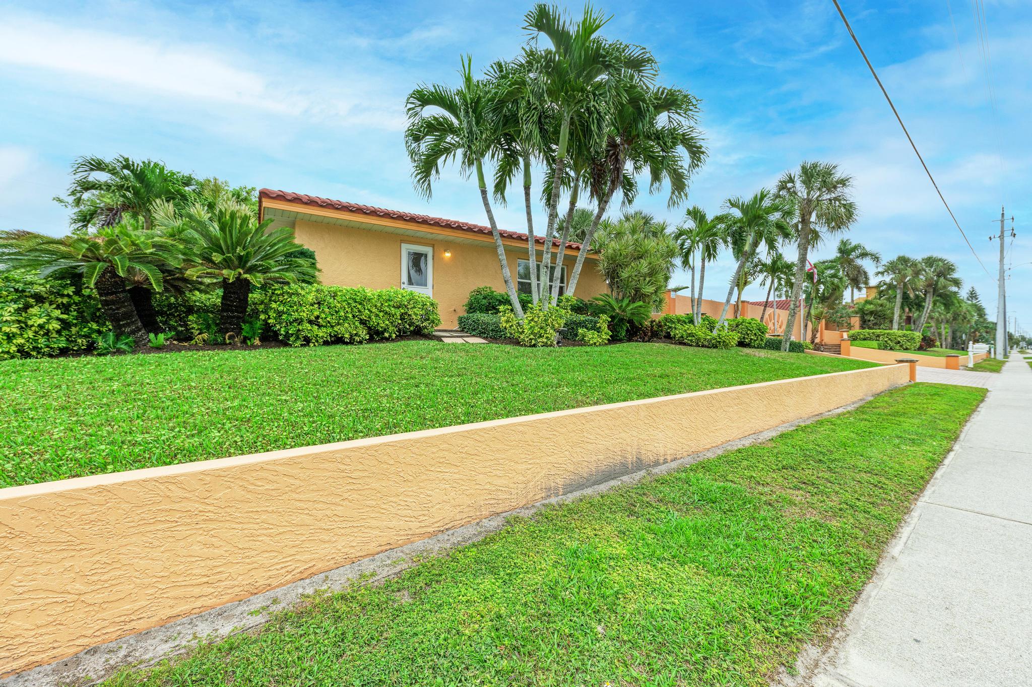 Holmes Beach Vacation Condo One Bedroom Steps to Beach