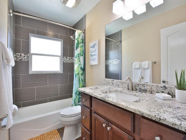Beautiful Three Bedroom Home in Bradenton Sleeps Six Guests
