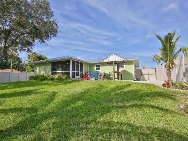 Beautiful Three Bedroom Home in Bradenton Sleeps Six Guests