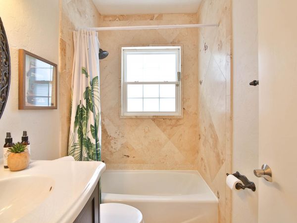 Lovely 4 Bedroom Home in Palmetto with Pool