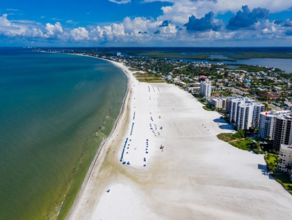 Beachfront 3 Bedroom Vacation Condo in Fort Myers Beach