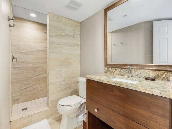 Fort Myers Three bedroom Beachfront Condominium Sleeps 8