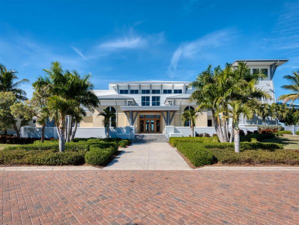 Island Oasis with 3 Bedrooms & Great Amenities