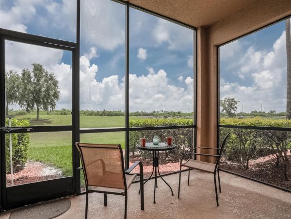 Cozy 2 Bedroom Vacation Condo in Bradenton with Shared Pool