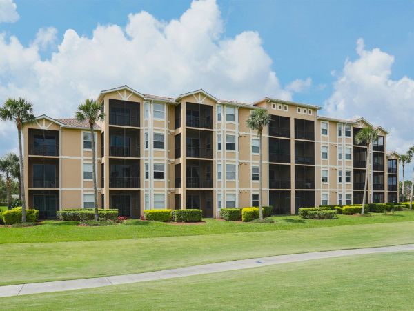 Cozy 2 Bedroom Vacation Condo in Bradenton with Shared Pool