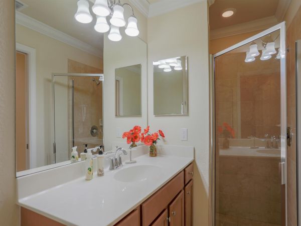 Cozy 2 Bedroom Vacation Condo in Bradenton with Shared Pool