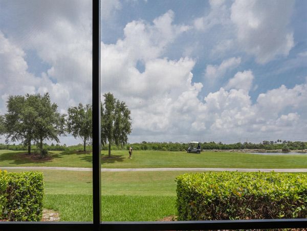 Cozy 2 Bedroom Vacation Condo in Bradenton with Shared Pool