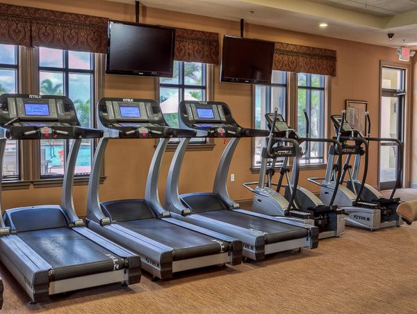 Cozy 2 Bedroom Vacation Condo in Bradenton with Shared Pool