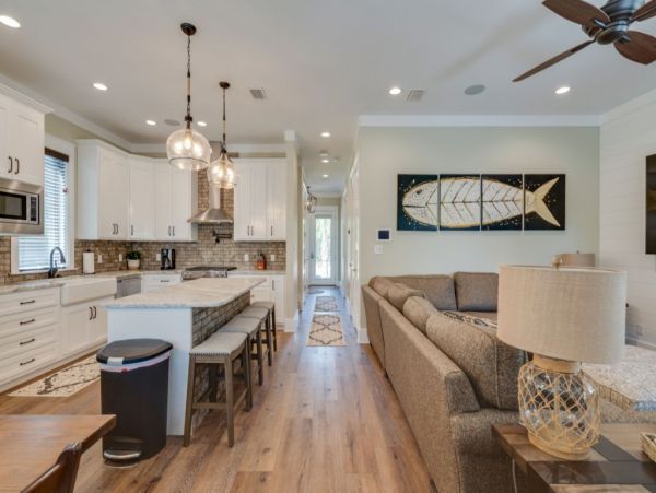 Six bedroom Villa Close To The Beach And Restaurants