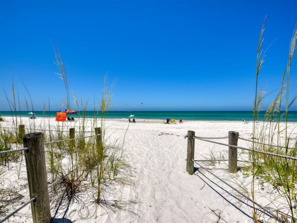 Two Bedroom Bradenton Beach Vacation Condo Close to Beach