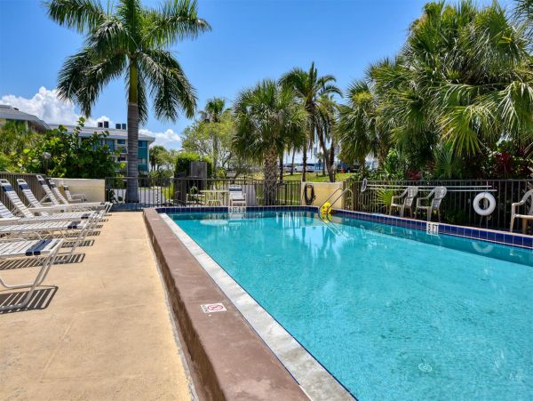 Two Bedroom Bradenton Beach Vacation Condo Close to Beach