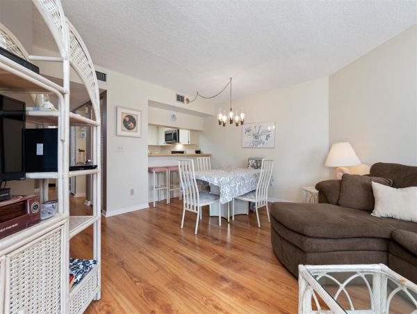 Two Bedroom Bradenton Beach Vacation Condo Close to Beach