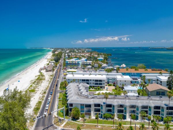 Two Bedroom Bradenton Beach Vacation Condo Close to Beach