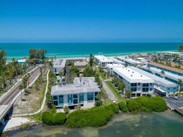 Two Bedroom Bradenton Beach Vacation Condo Close to Beach