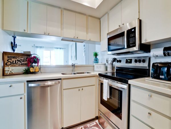 Discover Your Ideal Getaway at Our Cozy Bradenton Home