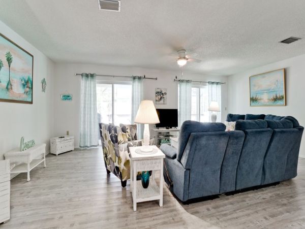 Discover Your Ideal Getaway at Our Cozy Bradenton Home