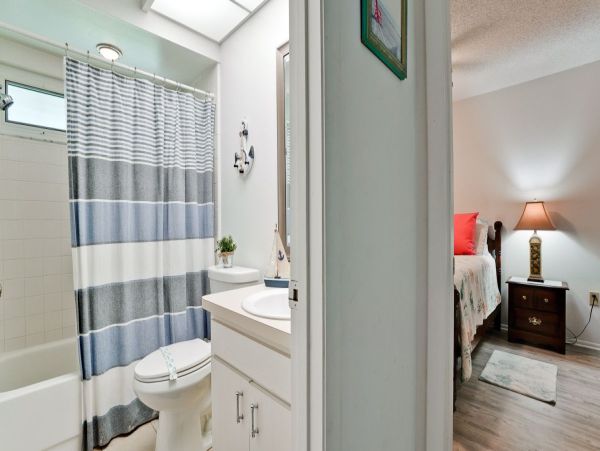 Discover Your Ideal Getaway at Our Cozy Bradenton Home
