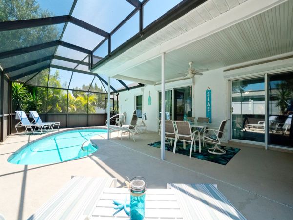 Discover Your Ideal Getaway at Our Cozy Bradenton Home