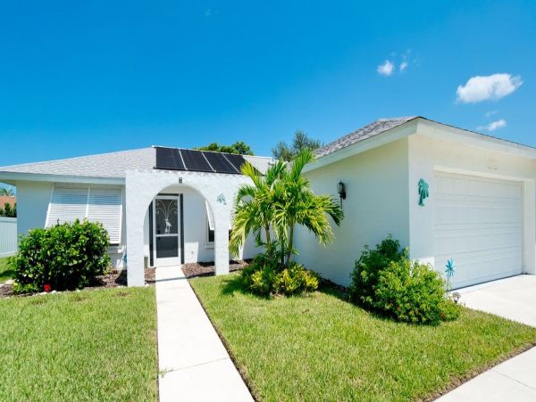 Discover Your Ideal Getaway at Our Cozy Bradenton Home