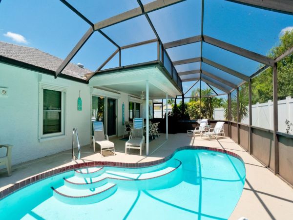 Discover Your Ideal Getaway at Our Cozy Bradenton Home