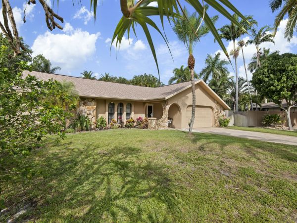 Short Drive to Beaches Lovely Seasonal Pool Vacation Home