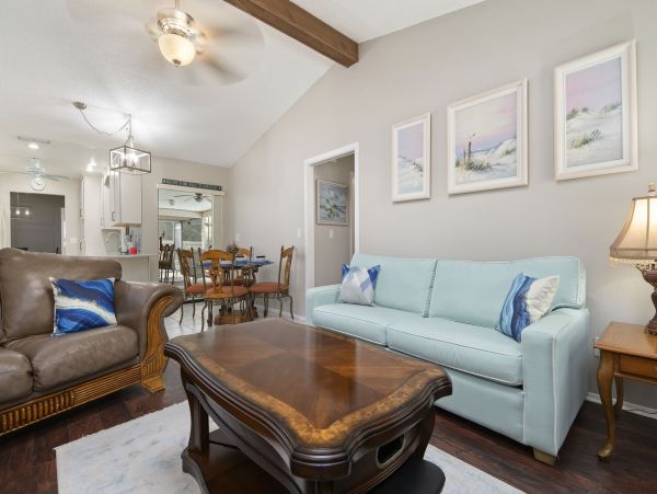 Short Drive to Beaches Lovely Seasonal Pool Vacation Home