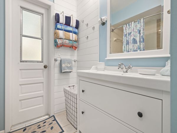 Short Drive to Beaches Lovely Seasonal Pool Vacation Home