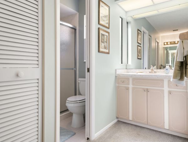 Short Drive to Beaches Lovely Seasonal Pool Vacation Home