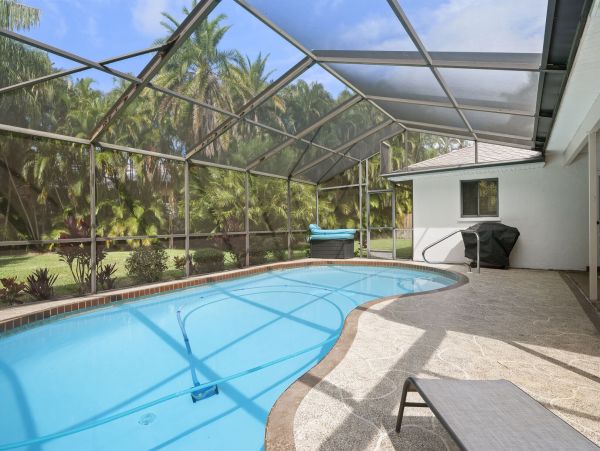 Short Drive to Beaches Lovely Seasonal Pool Vacation Home