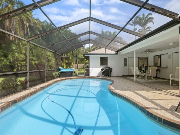 Short Drive to Beaches Lovely Seasonal Pool Vacation Home