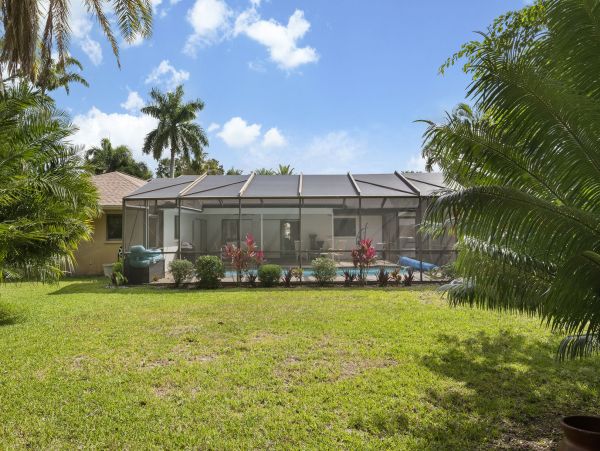 Short Drive to Beaches Lovely Seasonal Pool Vacation Home