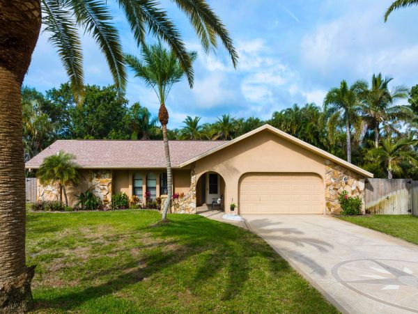 Short Drive to Beaches Lovely Seasonal Pool Vacation Home