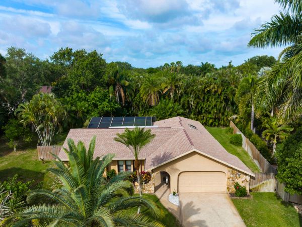 Short Drive to Beaches Lovely Seasonal Pool Vacation Home