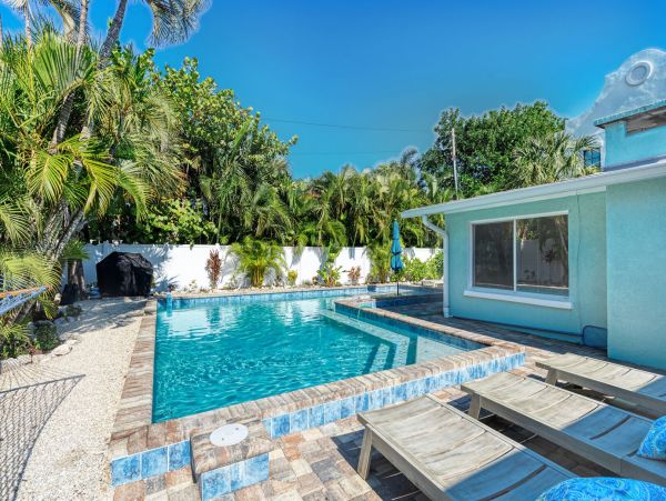 Holmes Beach Two Bedroom Vacation Pool Home Close to Beach