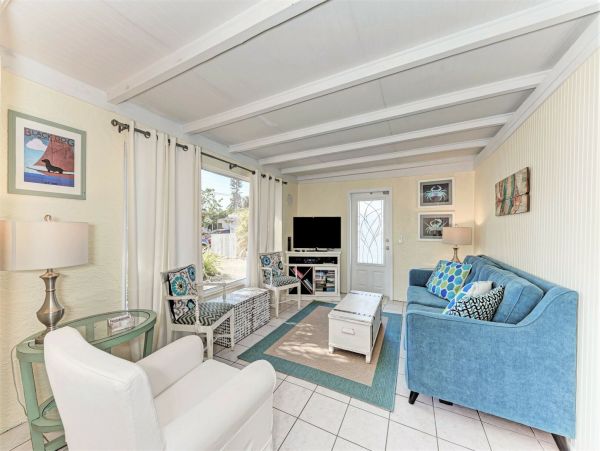 Holmes Beach Two Bedroom Vacation Pool Home Close to Beach