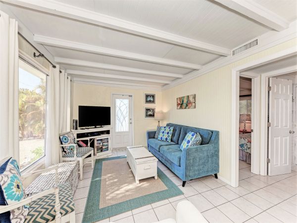 Holmes Beach Two Bedroom Vacation Pool Home Close to Beach