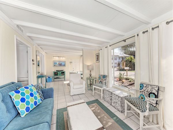 Holmes Beach Two Bedroom Vacation Pool Home Close to Beach
