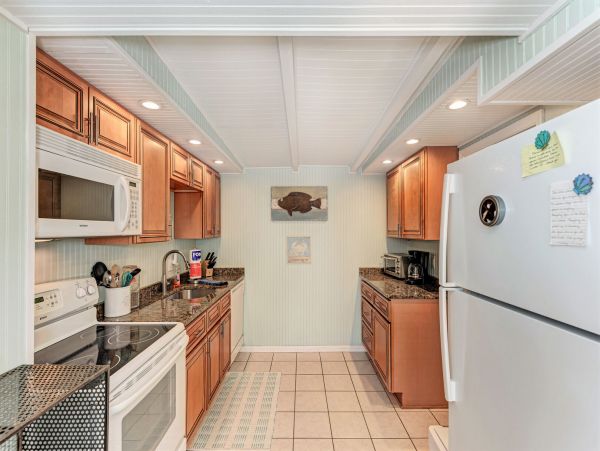 Holmes Beach Two Bedroom Vacation Pool Home Close to Beach