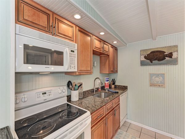 Holmes Beach Two Bedroom Vacation Pool Home Close to Beach