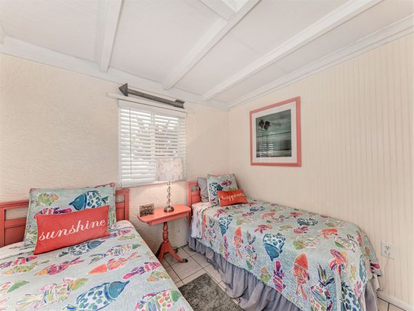 Holmes Beach Two Bedroom Vacation Pool Home Close to Beach