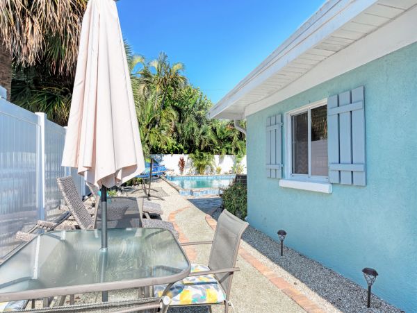 Holmes Beach Two Bedroom Vacation Pool Home Close to Beach