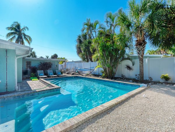Holmes Beach Two Bedroom Vacation Pool Home Close to Beach