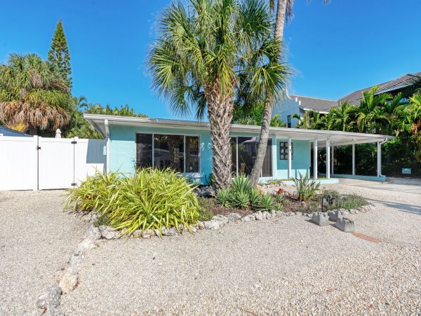 Holmes Beach Two Bedroom Vacation Pool Home Close to Beach