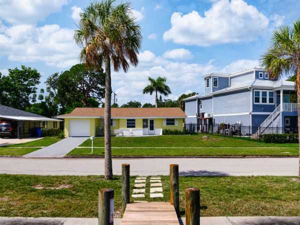 Waterfront 3 Bedroom Home with Dock Sleeps 6