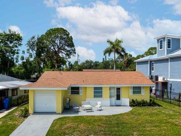Waterfront 3 Bedroom Home with Dock Sleeps 6
