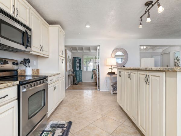 Waterfront 3 Bedroom Home with Dock Sleeps 6