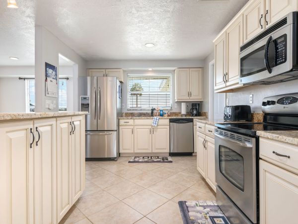 Waterfront 3 Bedroom Home with Dock Sleeps 6