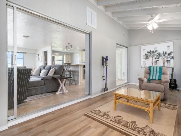 Waterfront 3 Bedroom Home with Dock Sleeps 6