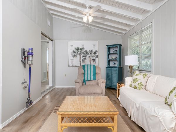 Waterfront 3 Bedroom Home with Dock Sleeps 6