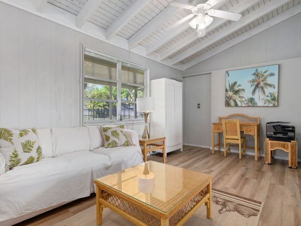 Waterfront 3 Bedroom Home with Dock Sleeps 6